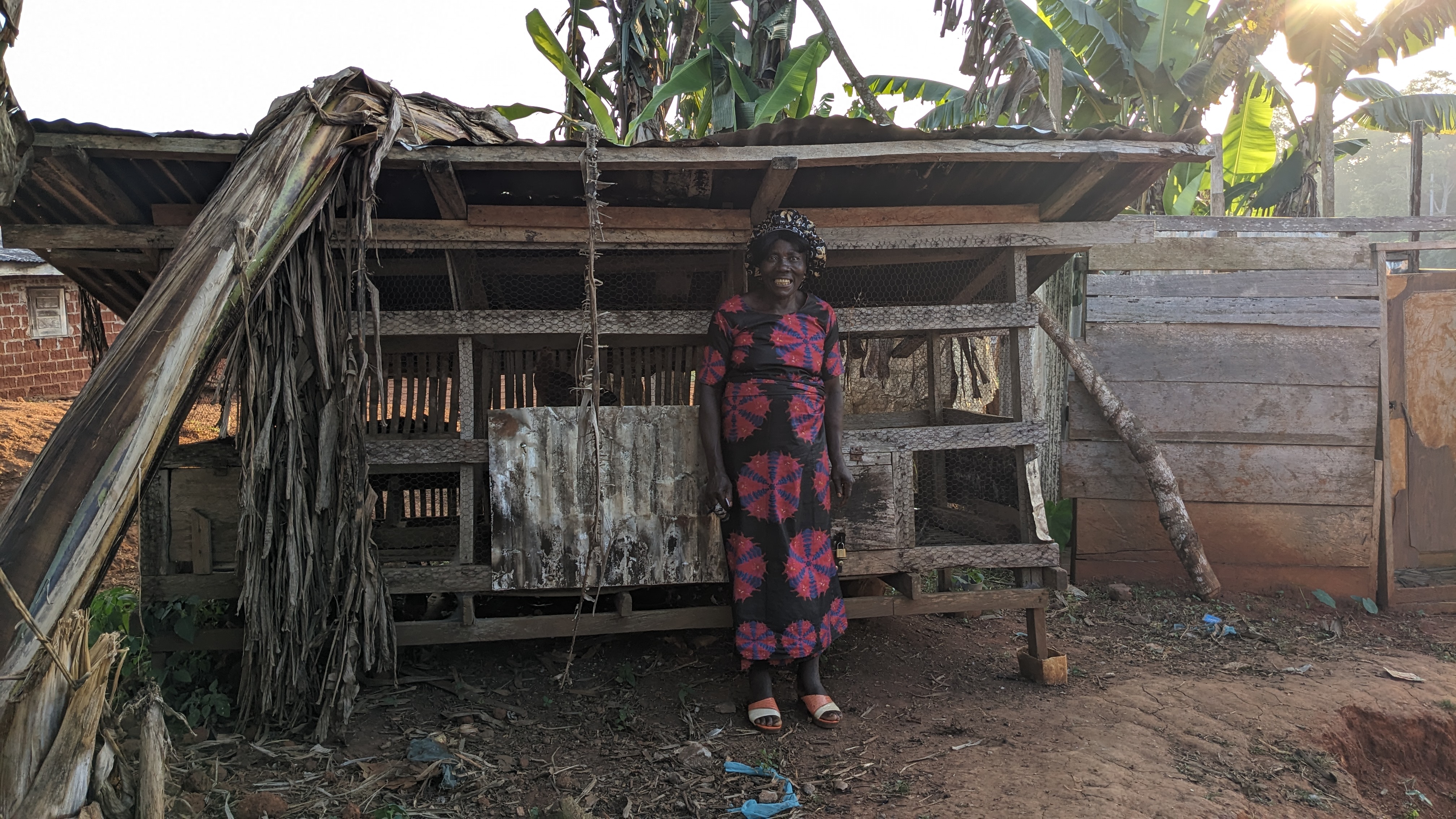 Jacqueline devant son poulailler